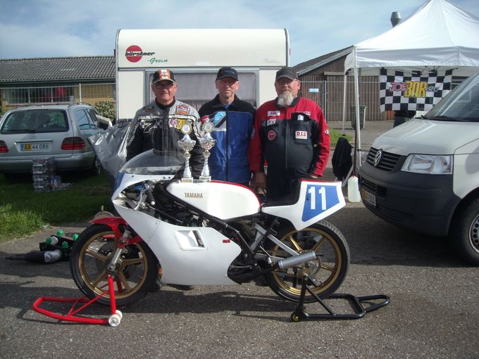Det ganske lille bitte team CARL RACING JOE BAR RENNSPORT
tv. Chief Mechanic the one and only Henrik De Voss, manden i midten der pludseligt skal i bad eller bare går, Team chef (tror han) og kører Carl H. Frederiksen. den lille og ydmyge herre til højre anden mekaniker, kok, centerølhenter, chauffør, Jens Kristian Larsen. 